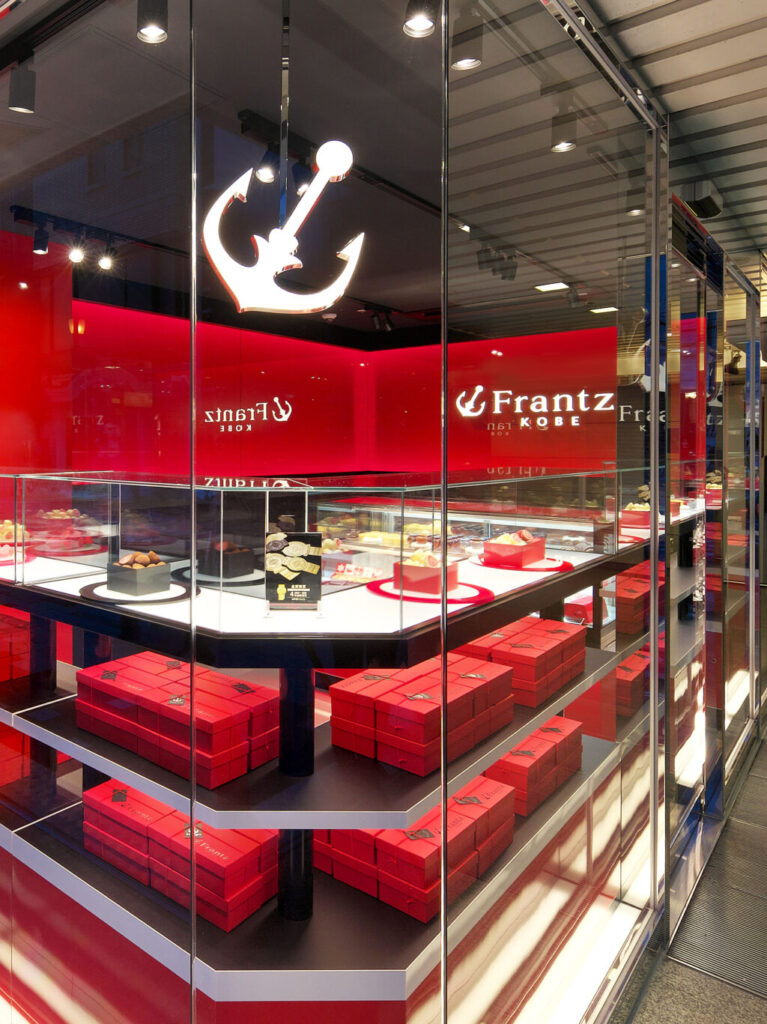 物販店舗デザイン設計実績事例、小さなスイーツショップ、神戸フランツ北新地店、発光するサンプルショーケースがウィンドウディスプレイになっている店内物販什器
