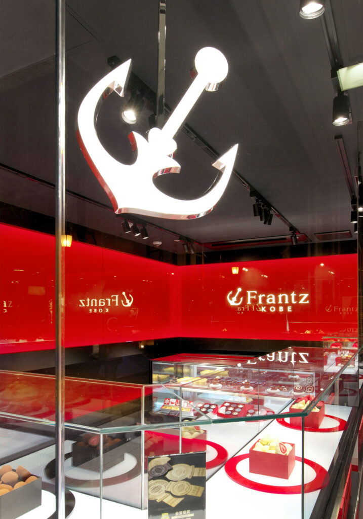 物販店舗デザイン設計実績事例、小さなスイーツショップ、神戸フランツ北新地店、ガラスの映り込みが美しいサンプルショーケース