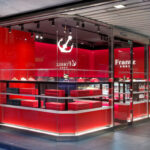 物販店舗デザイン設計実績事例、小さなスイーツショップ、神戸フランツ北新地店、空間全体が赤く発光して見える外部から見た店舗全景