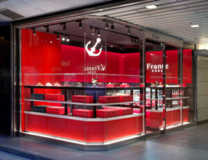 物販店舗デザイン設計実績事例、小さなスイーツショップ、神戸フランツ北新地店、空間全体が赤く発光して見える外部から見た店舗全景