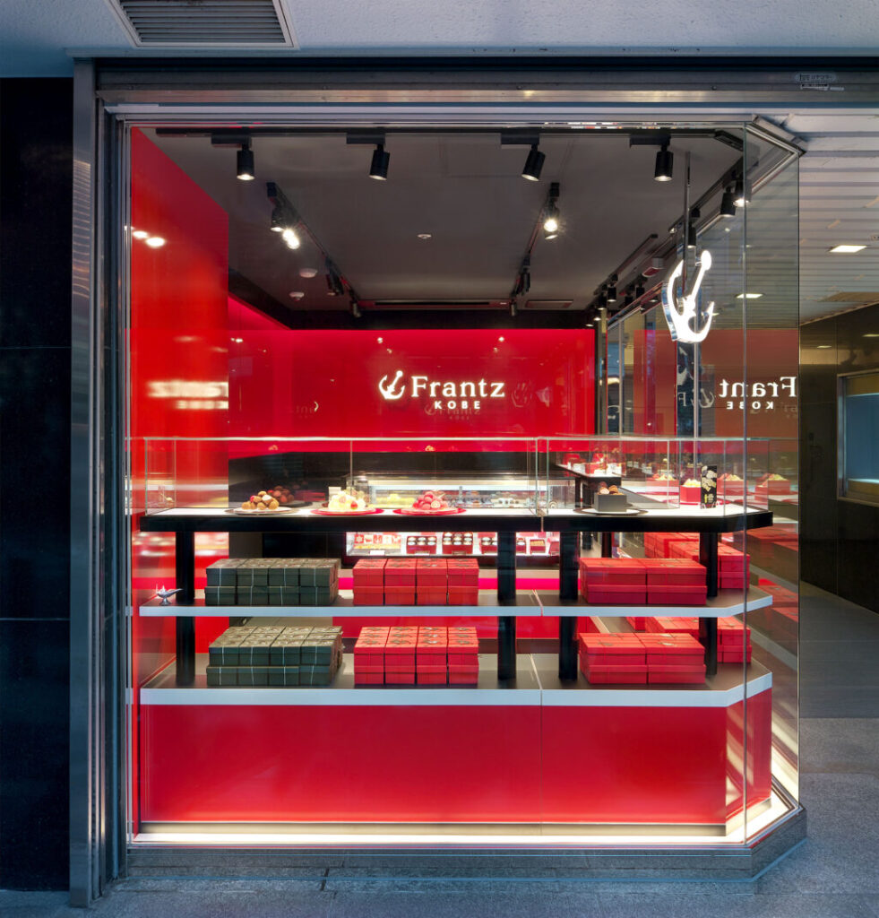 物販店舗デザイン設計実績事例、小さなスイーツショップ、神戸フランツ北新地店、外部正面から見たガラス張りの店舗