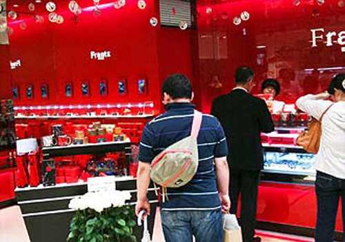 赤と黒できらめく、リニューアルオープンした店舗デザインを担当したスイーツショップ、神戸フランツさんちか店