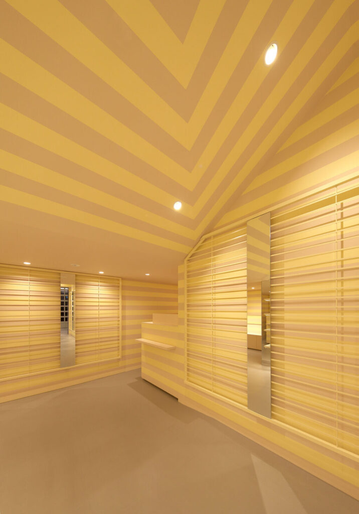 物販店舗デザイン設計実績事例-小さなアクセサリーショップ-ソルナ京都キューブ-天井が低いレジコーナー