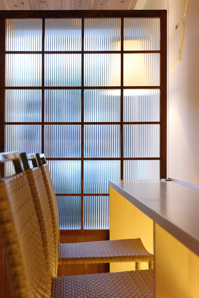 店舗デザイン設計実績事例、喫茶イマ、残っていたガラス引戸を利用したパーテーション