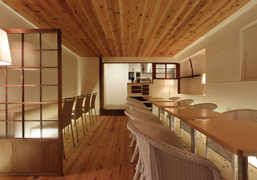 店舗デザイン設計実績事例、喫茶イマ、間接照明だけの落ち着いた雰囲気の店内