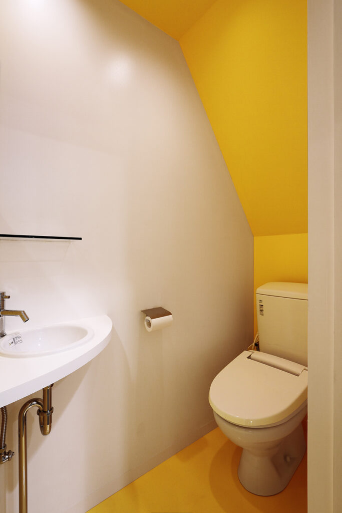 店舗デザイン設計実績事例、喫茶イマ、天井、壁、床とテーマカラーがつながるトイレ