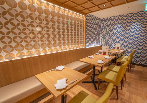 飲食店舗デザイン設計実績事例、舞千房イクスピアリ、店内奥の木の空間に日本の伝統様式をグラフィカルに展開