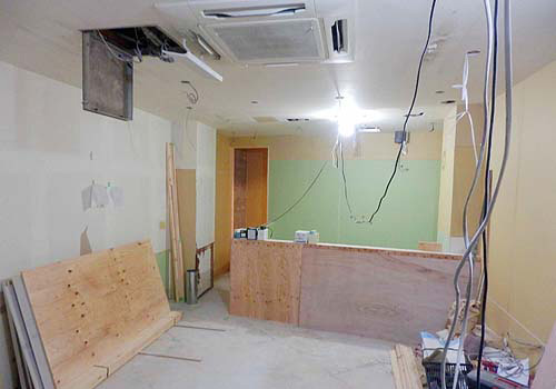 mamma cafe しんたに、厨房カウンターの下地