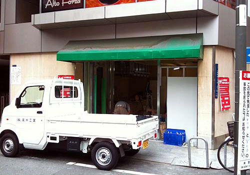 南地千房心斎橋店、ファサードの解体も進んでいます