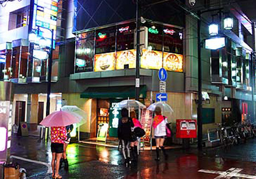 南地千房心斎橋店、改装前の夜のファサード