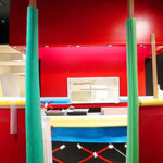 南地千房心斎橋店、赤いカウンターの壁に赤い光を掛ける