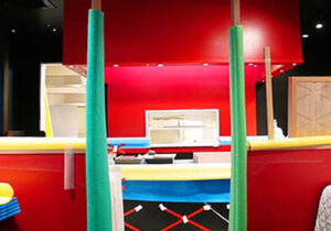 南地千房心斎橋店、赤いカウンターの壁に赤い光を掛ける