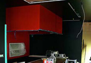 南地千房心斎橋店、赤いカウンターフードカバー