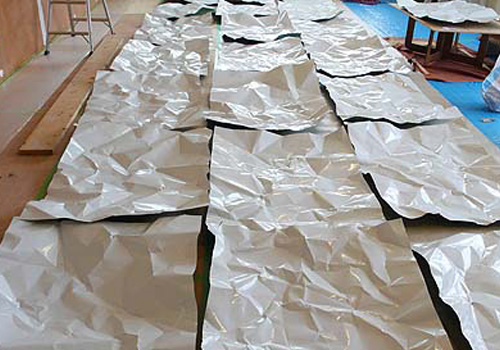 ナンガ滋賀本社ショールーム、製作が完了し、ショールーム床に並べられた「雪に覆われた山肌」パネル