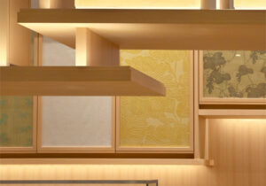 店舗デザイン設計事例、おてまえ処なんばグランド花月店、メニュパネルの違い棚のディテール