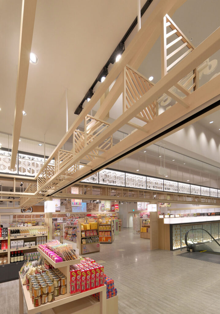 店舗デザイン設計実績事例、大阪のお土産店、よしもとおみやげもん横丁、なんばグランド花月店、商店街の様なさまざまなお店の連なりをイメージした、斜め格子を組み合わせたボーダー