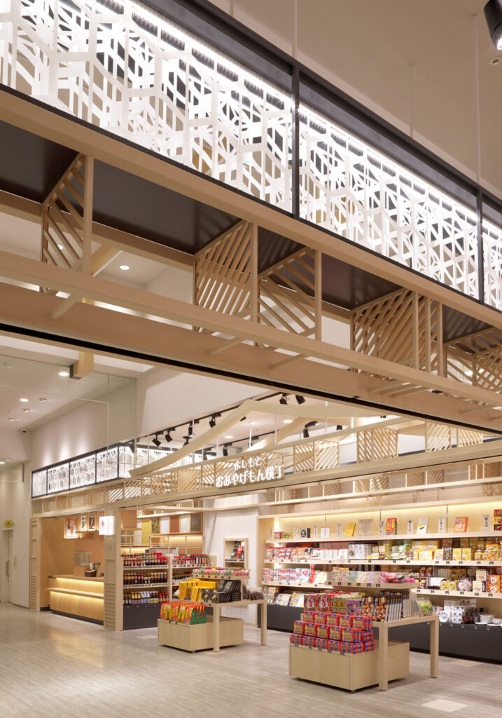 店舗デザイン設計実績事例、大阪のお土産店、よしもとおみやげもん横丁、なんばグランド花月店、組子柄をレーザーカットの布のレイヤードで表現したボーダー