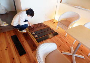 喫茶イマ、たんすの前板のレイアウトを検討中