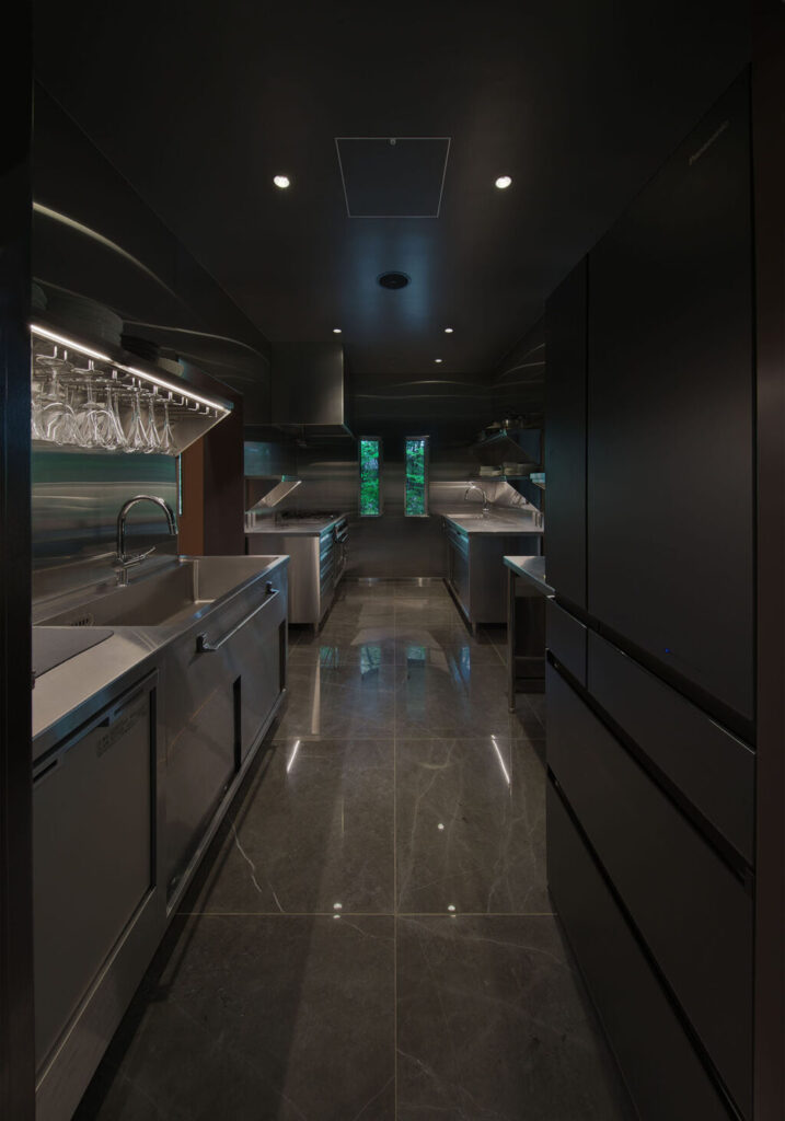 空間リノベーションデザイン実績事例、住宅、奈良富雄の家、プロ用厨房機器を揃えたシャープなイメージのキッチン