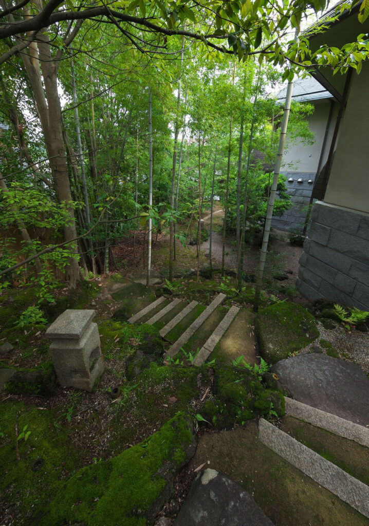 空間リノベーションデザイン実績事例、住宅、奈良富雄の家、階段を下り、竹林を抜けると、庭が見える