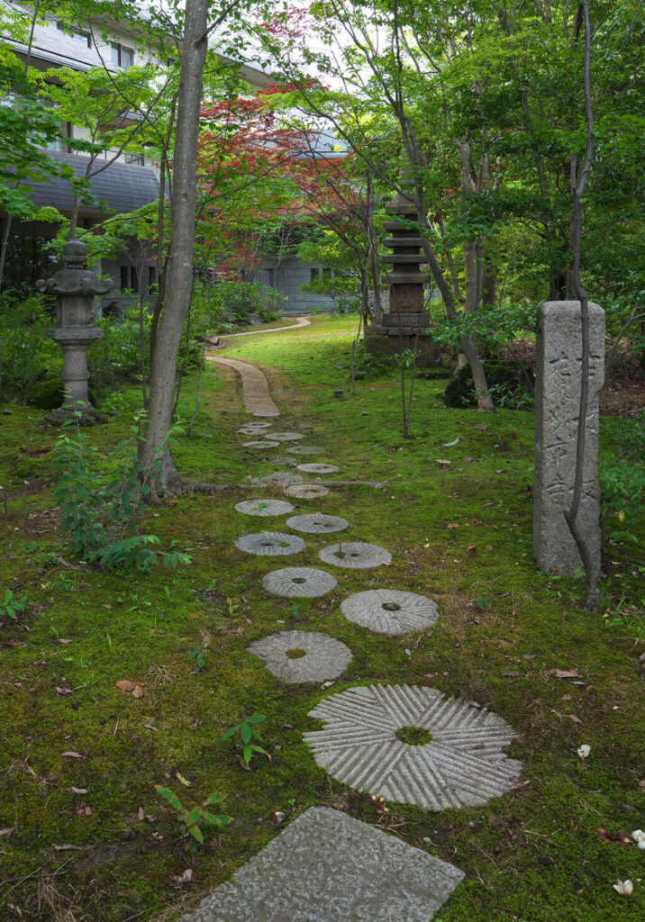 空間リノベーションデザイン実績事例、住宅、奈良富雄の家、庭の樹木を整理し、小道を新たに造った