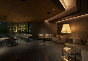 空間リノベーションデザイン実績事例、住宅、奈良富雄の家、リビングルームから見た夜の庭