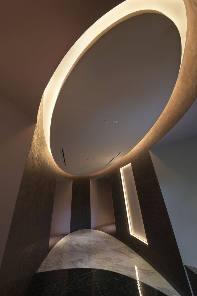 空間リノベーションデザイン実績事例、住宅、奈良富雄の家、壁の間接照明が美しい楕円の玄関ホール