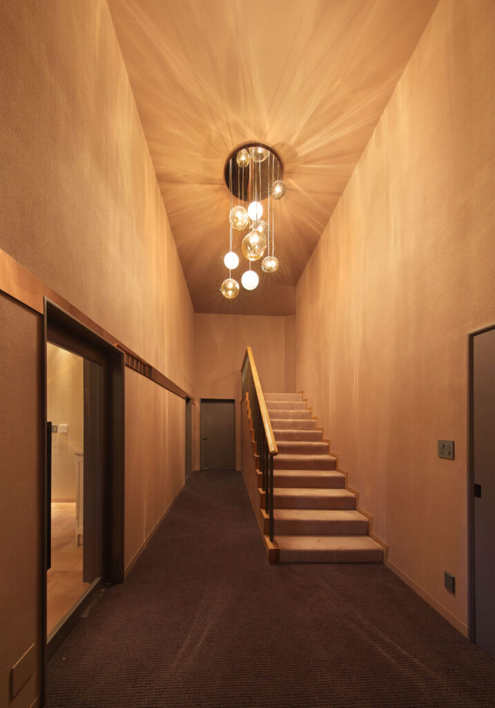空間リノベーションデザイン実績事例、住宅、奈良富雄の家、ペンダントで天井高さを強調した階段