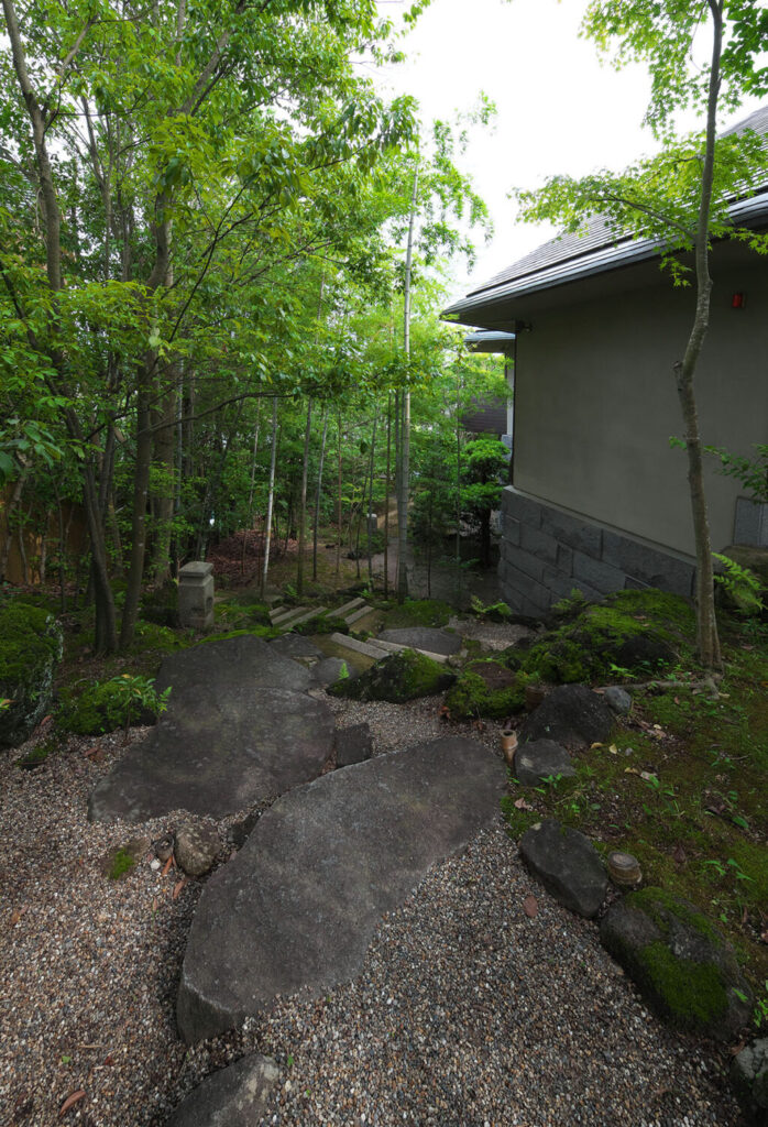 空間リノベーションデザイン実績事例、住宅、奈良富雄の家、一階玄関より、下のレベルの庭へ向かう石の階段