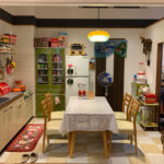 カフェとなりのとなりの店内の実家コーナー、昭和50年代の家のダイニングキッチンを再現している