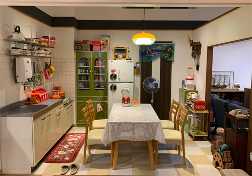 カフェとなりのとなりの店内の実家コーナー、昭和５０年代の家のダイニングキッチンを再現している