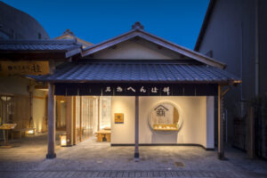 店舗デザイン実績事例、へんばや商店伊勢市駅前店、ライティングで浮かび上がる店舗ファサード夕景