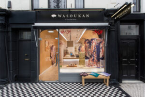 店舗デザイン実績事例、和想館ロンドン、ロンドン、ノッティングヒルの街並みに開かれた、きものをディスプレイした店舗ファサード