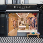 店舗デザイン設計事例、和想館ロンドン、きものがディスプレイされたオープンな店舗ファサード