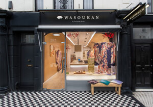 店舗デザイン設計事例、和想館ロンドン、きものがディスプレイされたオープンな店舗ファサード