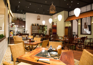 飲食店舗デザイン設計実績事例、ベトナム料理インドシナ、テラスのある瓦屋根のベトナムのお家のイメージ