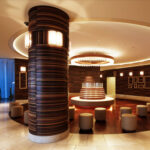 商業施設商環境デザイン実績事例、淀屋橋odonaオドナ、A棟2階パブリックスペース。2階へ来館者を導くセカンドロビーとして計画。「本」をモチーフとして、積み上げられた本の背表紙、開いた本、ページの重なりがデザインされている