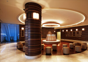 商業施設商環境デザイン実績事例、淀屋橋odonaオドナ、A棟２階パブリックスペース。２階へ来館者を導くセカンドロビーとして計画。「本」をモチーフとして、積み上げられた本の背表紙、開いた本、ページの重なりがデザインされている