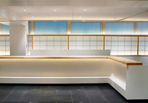 京都総合観光案内所(京なび)和を感じさせる案内カウンター