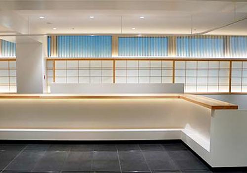 京都総合観光案内所(京なび)和を感じさせる案内カウンター