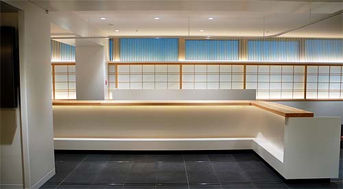 京都総合観光案内所、京なびの和を感じさせる案内カウンターコーナー