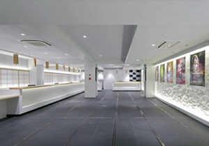 公共サービス施設空間デザイン設計実績事例、京都総合観光案内所、京なび、和を感じさせる案内カウンターのあるエリア