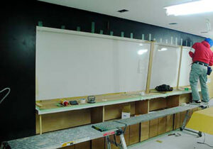 京都総合観光案内所アプローチ壁に貼られた黒皮仕上げのスチール板