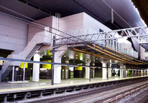 完成し、仮囲いが取り払われた京都総合観光案内所の建物外観