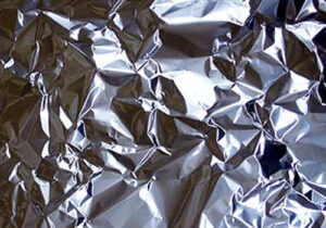 京都総合観光案内所の壁に貼るシワシワ加工のアルミ板の塗装前