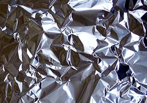 京都総合観光案内所の壁に貼るシワシワ加工のアルミ板の塗装前