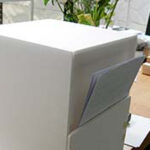 京都総合観光案内所のチラシ・パンフレットのラックの収納の実験