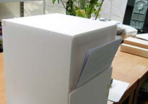 京都総合観光案内所のチラシ・パンフレットのラックの収納の実験