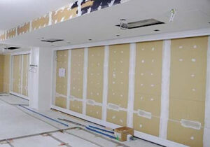 シワシワ加工パネルを貼る京都総合観光案内所のポスター掲示コーナー