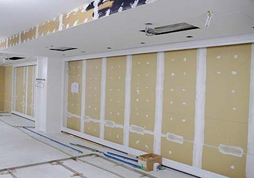 シワシワ加工パネルを貼る京都総合観光案内所のポスター掲示コーナー